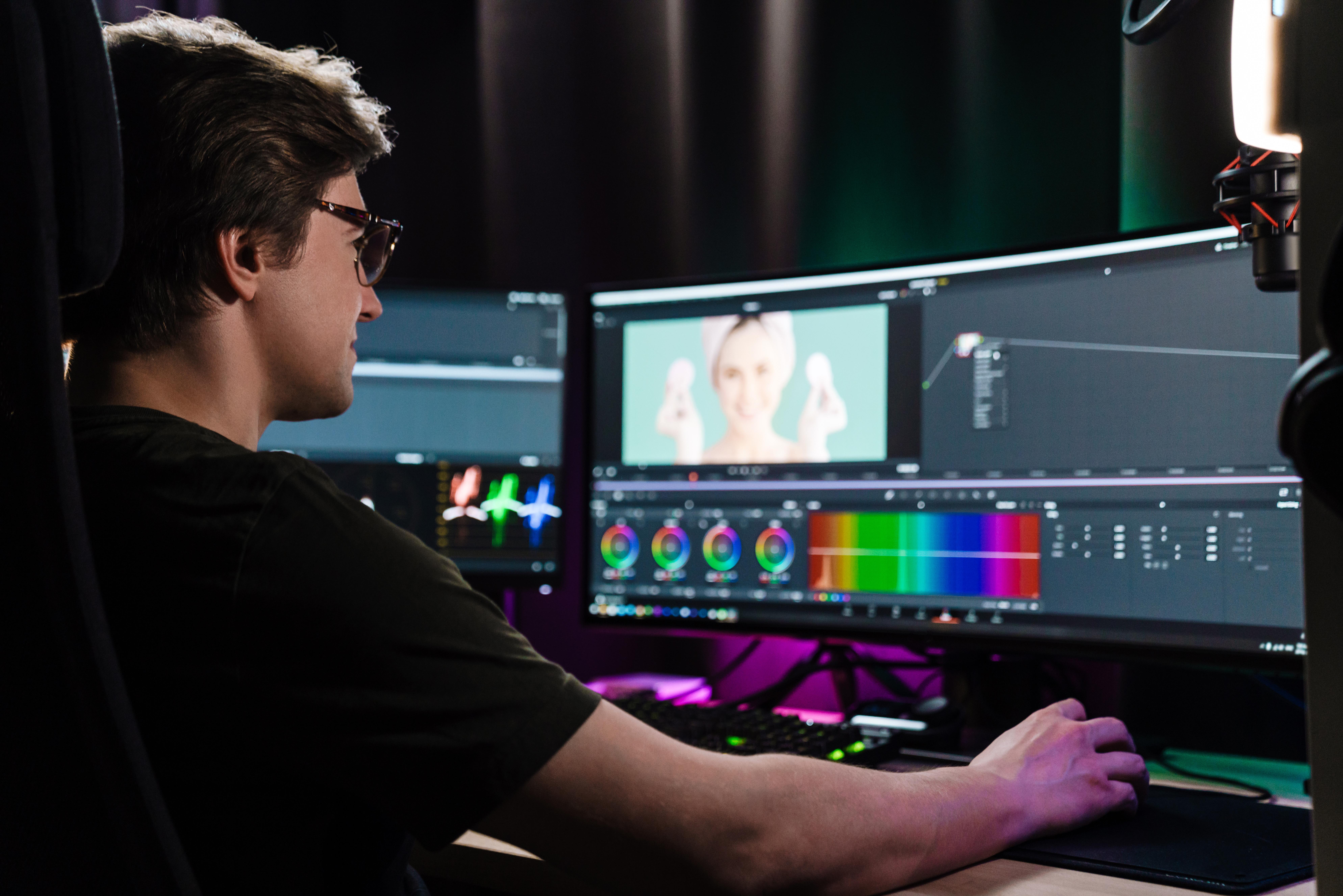 ①	PC Monitors and Workstations