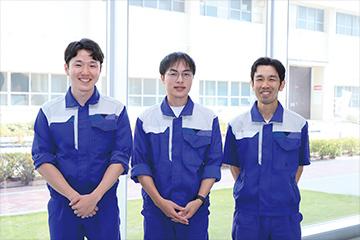 (from left) Tomoki Kimura Processing and Production Engineering Group, Production Engineering Department, Sumiden Semiconductor Materials Co., Ltd. Yuichi Oeki Itami Crystal Production Engineering Group, Production Engineering Department, Sumiden Semiconductor Materials Co., Ltd. Ryo Takasaki Assistant Manager, Facilities Group, Facilities Department, Sumiden Semiconductor Materials Co., Ltd