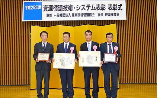 At the commendation ceremony, left to right: Yu Asano (General Manager, Environmental Affairs Div., Toyota), Shigeki Terashi (Director/Senior Managing Officer, Toyota), Nozomi Ushijima (Managing Director,SEI), Akihiko Ikegaya (Managing Director, ALMT)