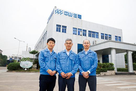 Yoshitaka Ikeda, General Manager (center), Shinsuke Kawabe, Manufacturing Div. (right), and Kenji Ihara, Manufacturing Div. (left) of Zhongshan Sumiden Hybrid Products Co., Ltd.