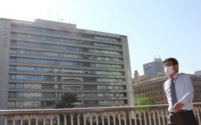 The Sumitomo Building can be seen across the Tosabori River.