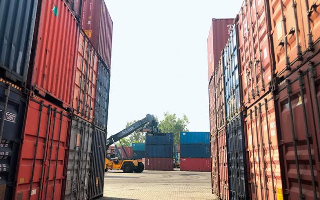 An inland container depot (ICD) that collects internationally traded goods. After clearing customs, the goods are loaded into containers and transported by trucks and freight trains (near Delhi).