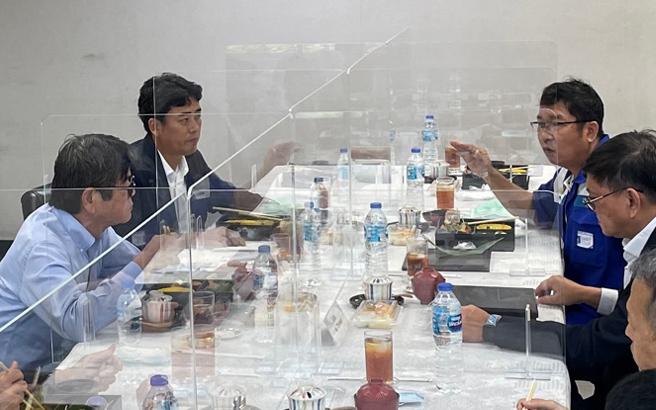 Lunch with Global Executives (left foreground)