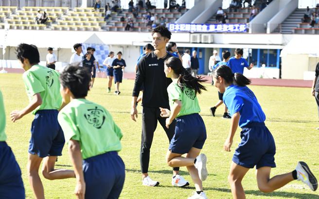 Ueyama leading a class