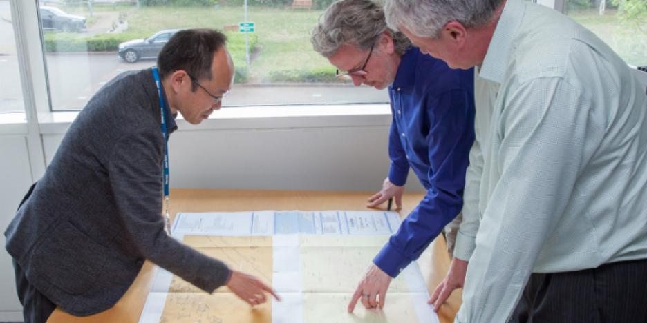 Meeting using a sea floor map; Takuya Miyazaki in charge of installation on the left