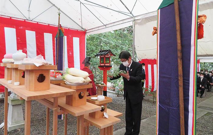 After a Shinto priest read aloud a prayer, we offered Tamagushi, or a sprig of a sacred tree.