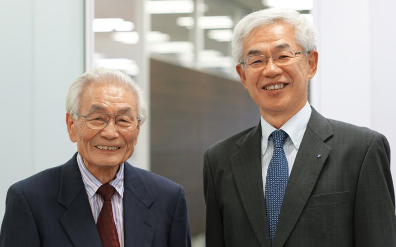 (左)住友電工 電子ワイヤー事業部 元・次長 岡﨑 謙 (右)住友電工 エレクトロニクス営業本部 元・担当主幹 荒牧秀夫