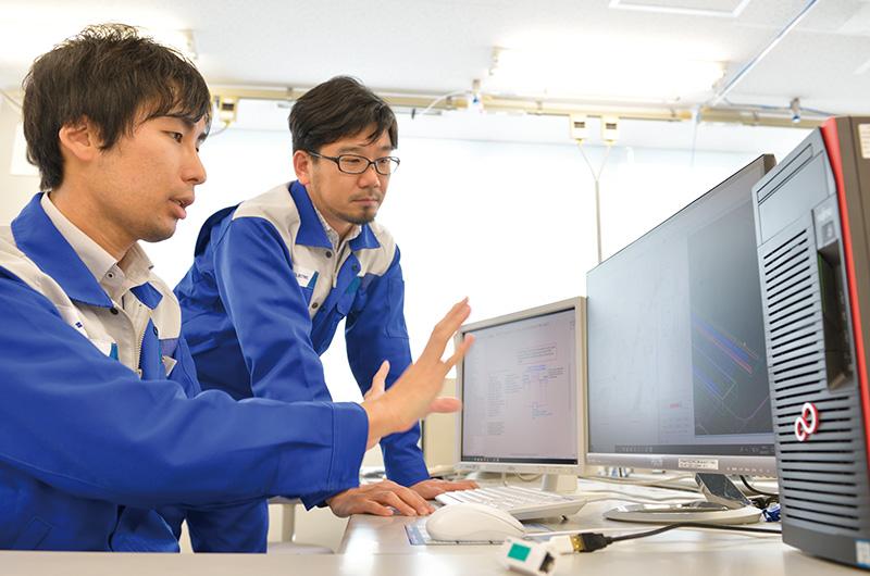 Left) Ken Kikuchi, Assistant Manager, 5G-Radio Dept., Transmission Devices Laboratory, Sumitomo Electric Industries, Ltd. / Right) Isao Makabe, Assistant General Manager , Electron Devices Dept., Transmission Devices Laboratory, Sumitomo Electric Industries, Ltd.
