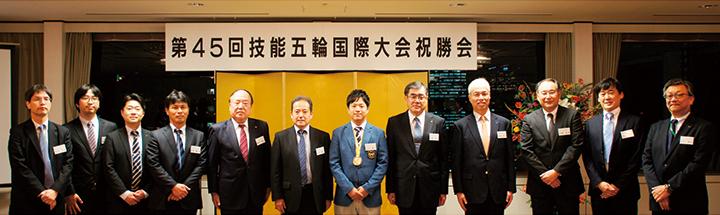 Mr. Yuta Shimizu (center) of Kinden Corporation wears his medal as the gold medalist in the Information Network Cabling trade at the 45th WorldSkills Competition (with people from Kinden and the Sumitomo Electric Group).