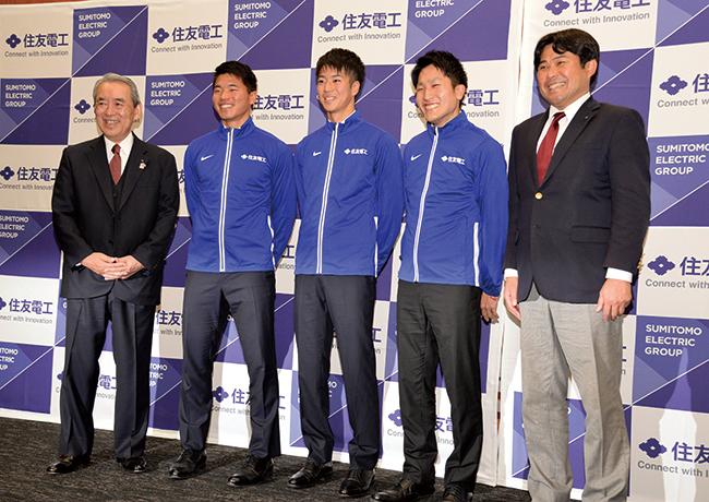 (From the left) Sumitomo Electric Chairman & CEO Masayoshi Matsumoto, Yuki Koike, Shuhei Tada, Shunto Nagata and Coach Yasuyuki Watanabe