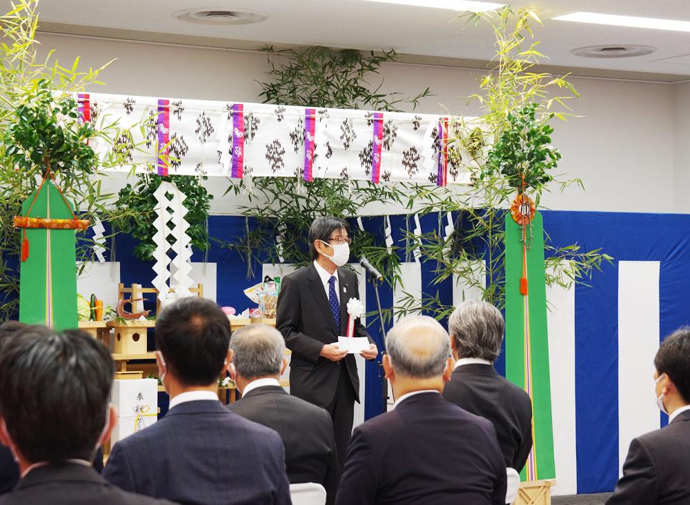 Delivering an address to ceremony participants