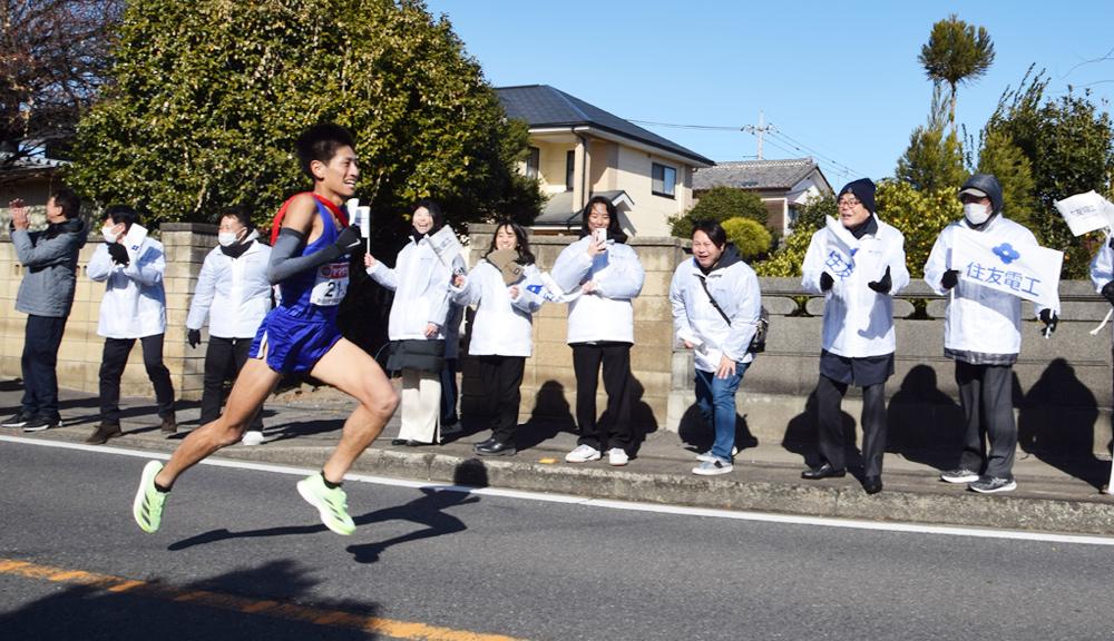 Cheering on Tamura, the third runner