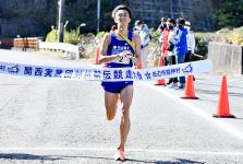 Ito storming in the 7th leg, making him the fastest runner in his leg