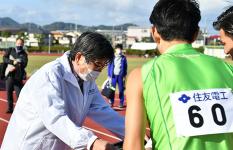 Memorial gift was presented to the athletes of Daito Bunka University, who won the men's 4 x 200 m relay